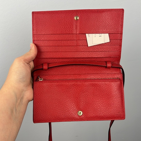Gucci solid red dollar pebbled leather swing wallet w/ adjustable shoulder strap - Picture 4 of 17